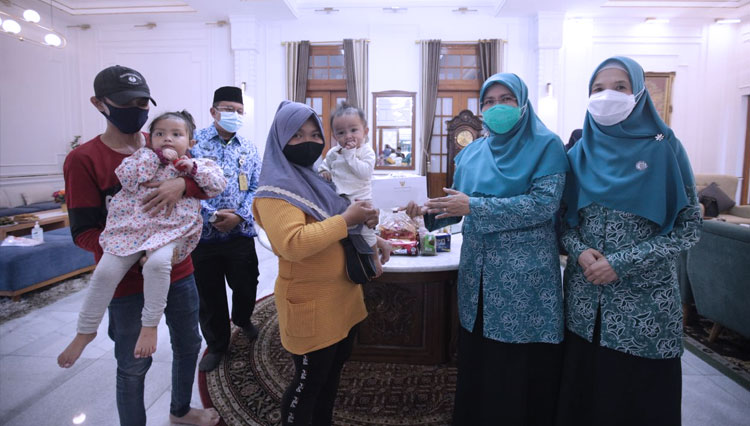 Ketua TP PKK Kota Bandung, Siti Muntamah Oded memberi bantuan kepada warga pedagang gorengan di Pendopo Kota Bandung, Selasa (10/11/20). (FOTO: Humas Pemkot for TIMES Indonesia)