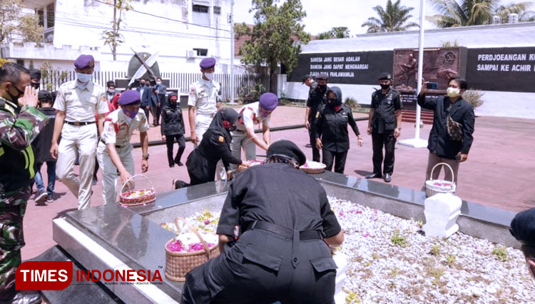 Upacara Tabur Bunga di Monumen Pahlawan Trip dalam memperingati Hari Pahlawan yang dilakukan oleh Menwa Unisma. (FOTO: AJP TIMES Indonesia)