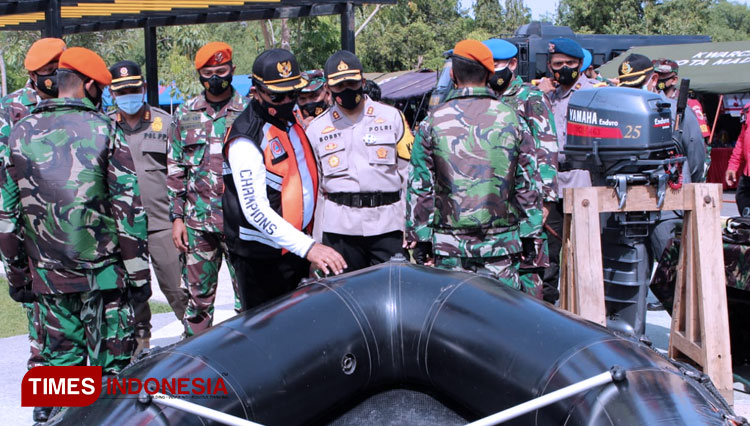 Wali Kota Madiun H.Maidi saat mengecek perlengkapan tanggap bencana. (Foto: Aditya Candra/TIMES Indonesia)