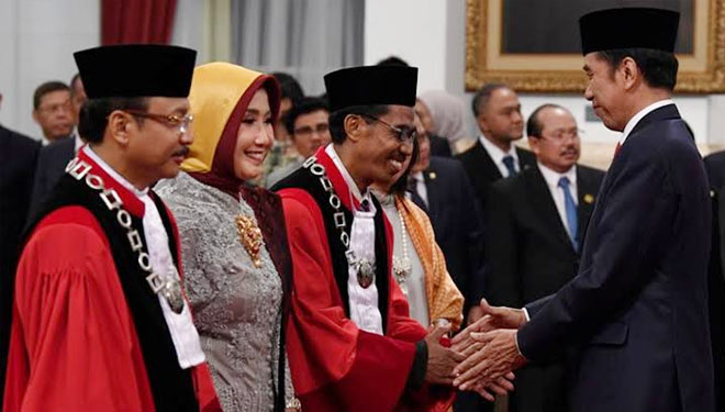 Presiden RI Jokowi dan hakim MK. (FOTO: Bisnis.com)