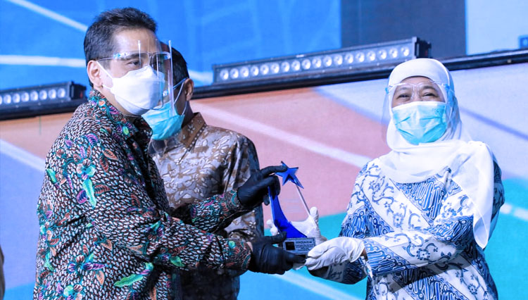 Foto : Menteri Perdagangan Agus Suparmanto menyerahkan penghargaan kepada Gubernur Jawa Timur, Khofifah Indar Parawansa dalam acara puncak Hari Konsumen Nasional (Harkonas) 2020 di Transmart Cibubur, Kamis (12/11/2020). (FOTO: Dok.Humas Pemprov Jatim)