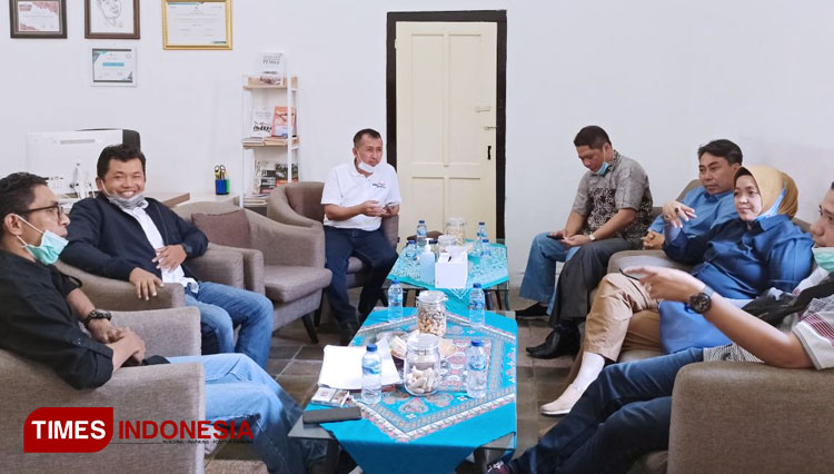 Audiensi Bawaslu Banyuwangi bersama tim pemenangan Yusuf Widyatmoko. (Foto: Agung Sedana/TIMES Indonesia)