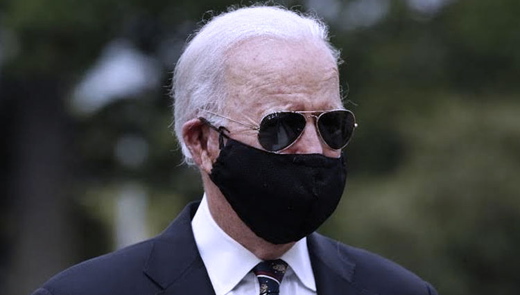 Joe Biden saat memakai masker. Ia adalah Presiden terpilih AS 2020 yang berhasil mengalahkan Donald Trump. (FOTO: AP Photo/Patrick Semansky)