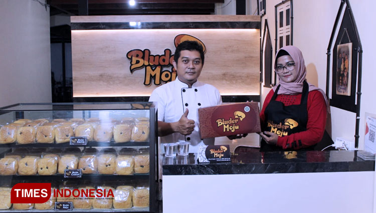 Ririn Handriyani dan Argo Suryo, sukses berinovasi membuat bluder, kue khas Kota Madiun. Bluder Moju dibuat dengan ukuran berbeda. (Foto: Aditya Candra/TIMES Indonesia)