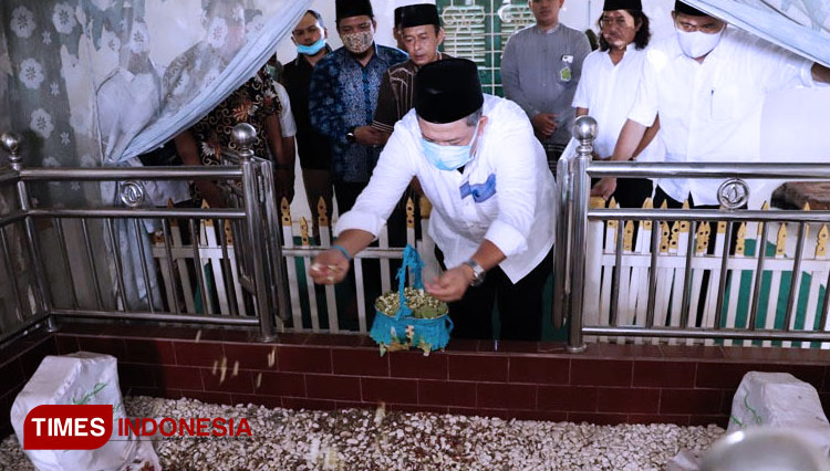 Petunjuk Mbah Moen Antar Fahri Hamzah Sisir Makam Syekh Umar Sumbawa ...