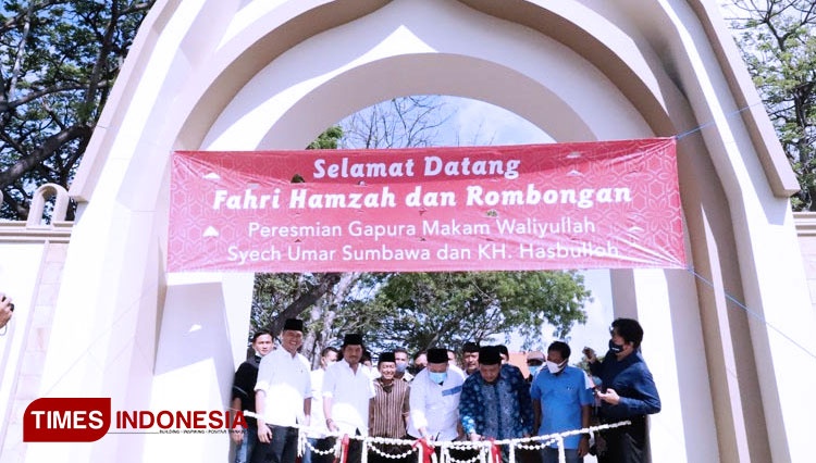 Fahri Hamzah, Gus Fahmi, Anggota DPRD Surabaya Budi Leksono dan Direktur TIMES Indonesia Kiagus Firdaus meresmikan Gapura Makam Syekh Umar Sumbawa dan KH Hasbullah di Kedung Cowek, Surabaya, Kamis (12/11/2020).(Foto: Lely Yuana/TIMES Indonesia)