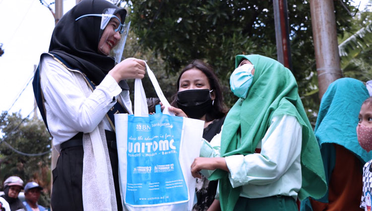 Finalis Putra Putri Kampus Unitomo 2020 saat melakukan bakti sosial kepada anak jalanan, Kamis (12/11/2020). (Foto: Humas Unitomo)