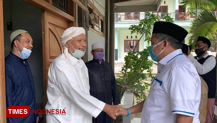 Ketua Umum Partai Gelora Anis Matta bersama sekretaris jenderal Fahri Hamzah dan rombongan bersilaturahim ke Pondok Pesantren Al-Hamidy Banyuanyar, Pamekasan.(Foto: Akhmad Syafi'i/TIMES Indonesia)