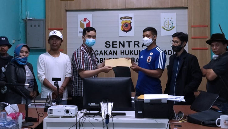 Tim Advokasi Paslon Bedas melaporkan dugaan pelanggaran kepada Bawaslu Kabupaten Bandung, Kamis (12/11/20). (FOTO: Tim Bedas for TIMES Indonesia)
