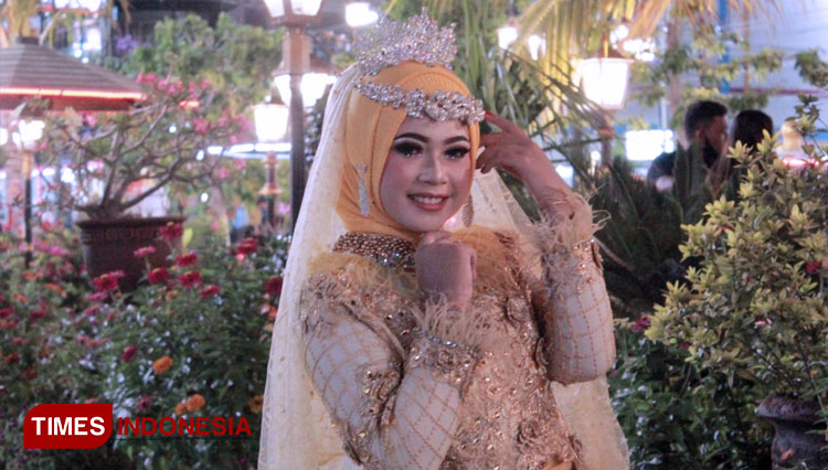 Suasana sesi pemotretan model dari Afif Make up Artist di depan Balai Kota Madiun. (FOTO: Aditya Candra/TIMES Indonesia)