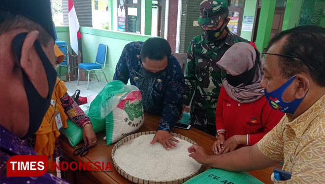 Salah Satu Agen Desa Sidokumpul, Kecamatan Bangilan saat Terima beras (13/11/2020) (Ahmad Istihar/TIMES Indonesia)