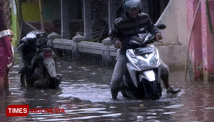 Banjir-rob-di-pesisir-Indramayu-2.jpg