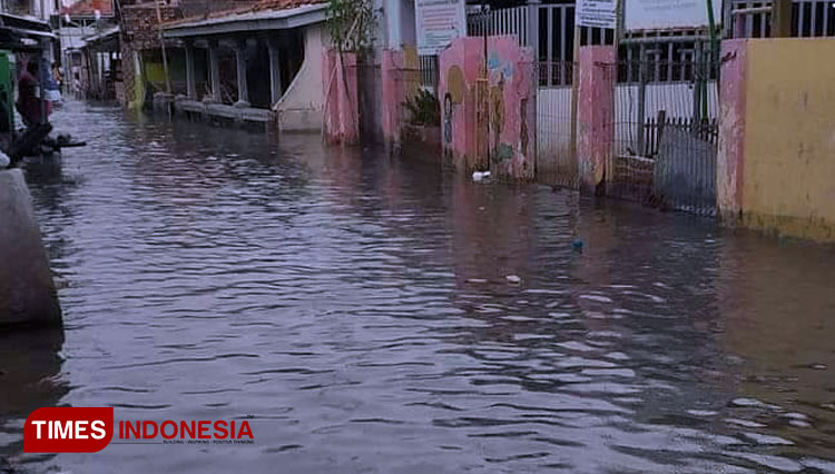 Banjir rob di pesisir Indramayu. (FOTO: Tagana Indramayu for TIMES Indonesia)