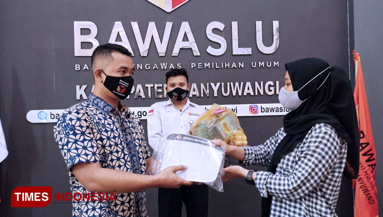 Penyerahan paket APD dari Bawaslu Kabupaten Banyuwangi ke tingkat pengawas Kecamatan. (FOTO: Agung Sedana/ TIMES Indonesia)
