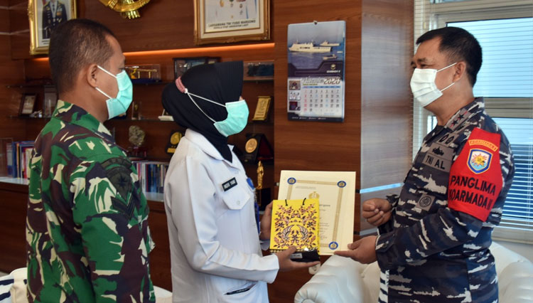 Foto : Bidan Siti Indriyani bersama suaminya Serda Rudi Hermanto saat bertemu langsung Pangkoarmada II Laksamana Muda TNI I.N.G Sudihartawan, Jumat (13/11/2020).(Dok.Penerangan Koarmada II) 