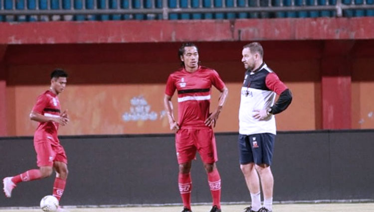 Bomber andalan Madura United FC, Andik Rendika Rama saat mengikuti program latihan bersama di lapangan (foto: Instagram/Andik Rendika Rama)