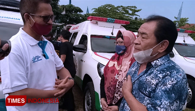 Bupati Budhi Sarwono didampingi YMT Kepala DKK  Banjarnegara dr Latifah Hesty usai penyerahan bantuan 8 unit ambulan penunjang percepatan pelayanan di jajaran dinas kesehatan. (FOTO: Muchlas Hamidi/TIMES Indonesia)