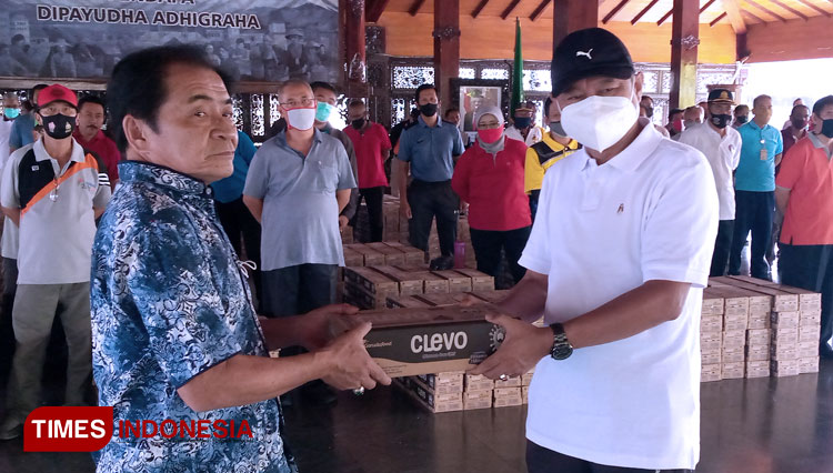 Bupati Budhi Sarwono didampingi Sekda Banjarnegara  Indarto berserta seluruh jajaran OPD. Energi baru lawan Covid-19. (FOTO: Muchlas Hamidi/TIMES Indonesia)