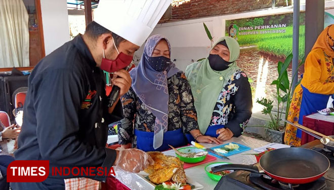 Kegiatan cooking class di Aula Dinas Perikanan Banyuwangi (Foto : Rizki Alfian/ TIMESIndonesia)