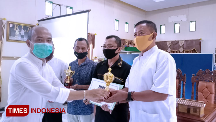 Kepala DLH kota Probolinggo, memberikan piala untuk pemenang lomba video kreatif. (FOTO: Happy/TIMES Indonesia)