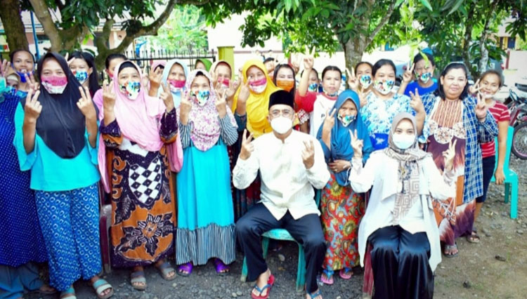 Calon Bupati Petahana, Nomor Urut 2, H Hendra Gunawan (H2G) bersama warga Tuah Negeri Kabupaten Musi Rawas. (Foto: Dok Tim H2G Mulyana)
