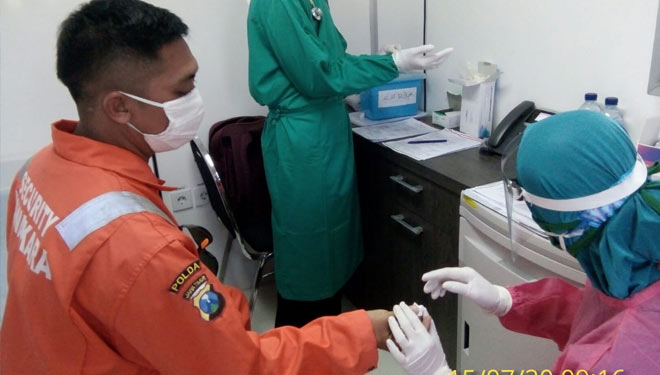 Pekerja lapangan HCML dari Jakarta yang bertugas di Gas Metering Station (GMS) Pasuruan menjalani rapid test dan pemeriksaan kesehatan sebelum bertugas, Jumat (13/11/2020). (Foto: Dok.HCML) 