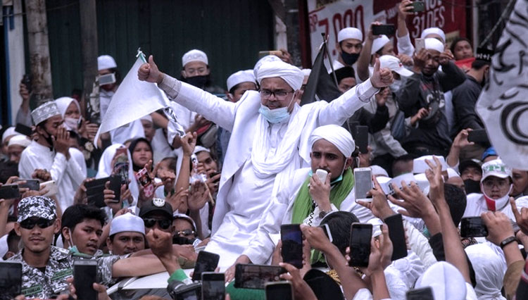 Habib Rizieq saat disambut oleh para simpatisannya saat kepulangannya dari Arab Saudi. (FOTO: Detik.com)