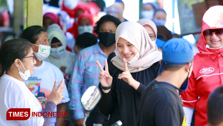 Ipuk Fiestiandani saat menyapa warga perkampungan di Banyuwangi. (FOTO: Agung Sedana/ TIMES Indonesia)