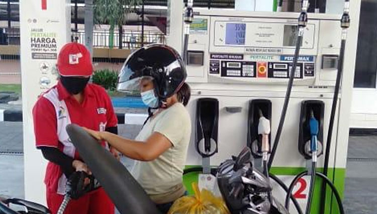 Konsumen mengisi bahan bakar di SPBU Bali, Jumat (13/11/2020) (Foto: Dok.Pertamina) 