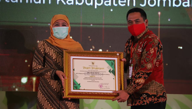 Wakil Bupati Jombang Sumrambah saat menerima penghargaan dari Gubernur Jatim Khofifah. (Foto: Humas Pemkab Jombang)