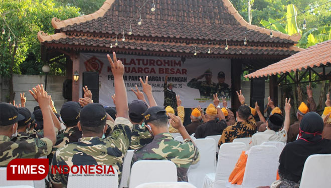 Para veteran dan Pemuda Panca Marga mengangkat tangan dan mengacungkan dua jari sebagai simbol dukungan untuk pasangan YesBro, Jumat (13/11/2020). (FOTO: Tim YesBro for TIMES Indonesia)