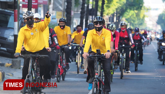 Wali Kota Madiun H Maidi ikut nggowes sosialisasi sepeda wisata 15 kilometer di Bumi Perkemahan Ngrowo Bening. (Foto: Diskominfo Kota Madiun/TIMES Indonesia)