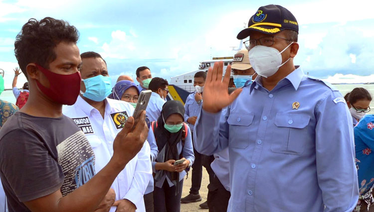 Menteri KP Edhy Prabowo saat berbicara dengan Robin, Nelayan di Pelabuhan Sorong pada Jumat (13/11).  (Foto: kkp.go.id) 
