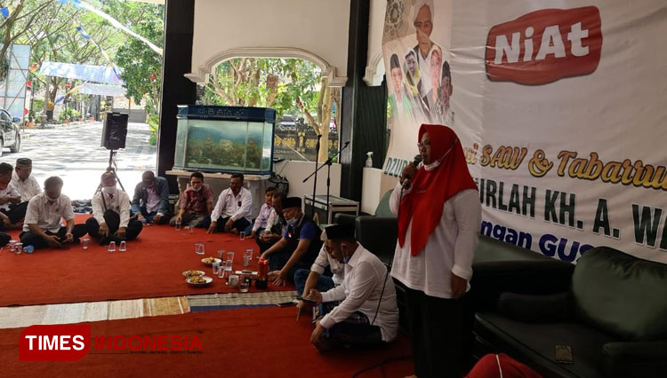 Sejumlah pengurus PAC Relawan Projo Gresik saat deklarasi dukungan ke Gus Yani di Rumah Pemenangan di Dusun Srembi (Foto: Akmal/TIMES Indonesia).