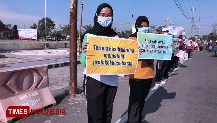 Peserta kegiatan peringatan Hari Kesehatan Nasional melakukan kampanye 3M di jalan Kusuma Bangsa depan Aloon-aloon Kanigoro Kabupaten Blitar, Jum’at (13/11/2020). (Foto: Sholeh/TIMES Indonesia)