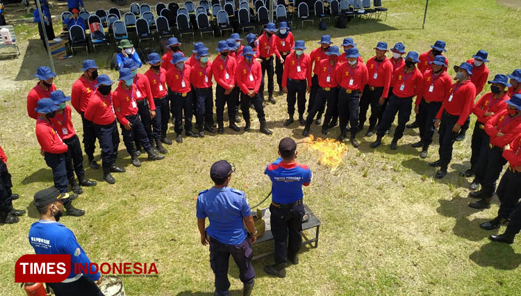 Puluhan petugas Lapas Kelas IIA Jember tengah memperhatikan cara petugas Damkar menjinakkan api dengan Apar, Jumat (13/11/2020). (Foto: Imam Nawawi/TIMES Indonesia)