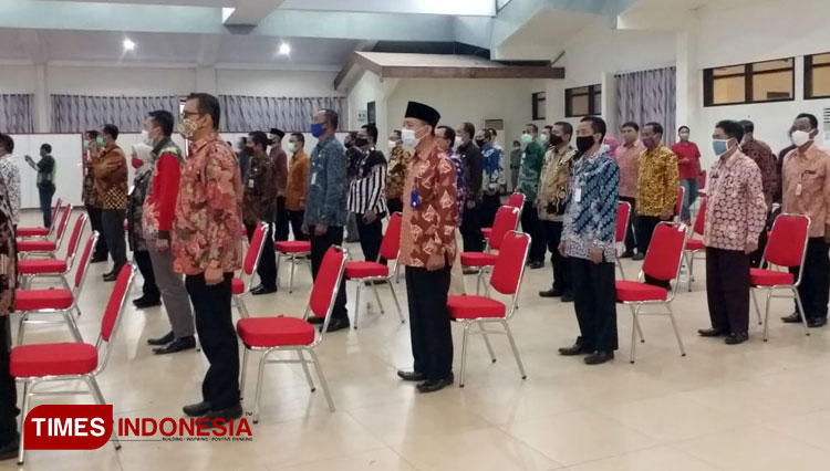 Para ASN yang mengikuti prosesi pengembalian jabatan oleh Plt Bupati Jember di Aula Jend. Sudirman, Jumat (13/11/2020). (Foto: Imam Nawawil/TIMES Indonesia)