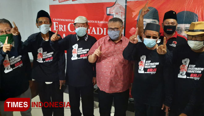 Saleh Mukadar, tokoh senior PDIP Surabaya (tengah) bersama keder senior lainnya siap memenangkan Eri-Armuji. (FOTO: PDIP for Times Indonesia)