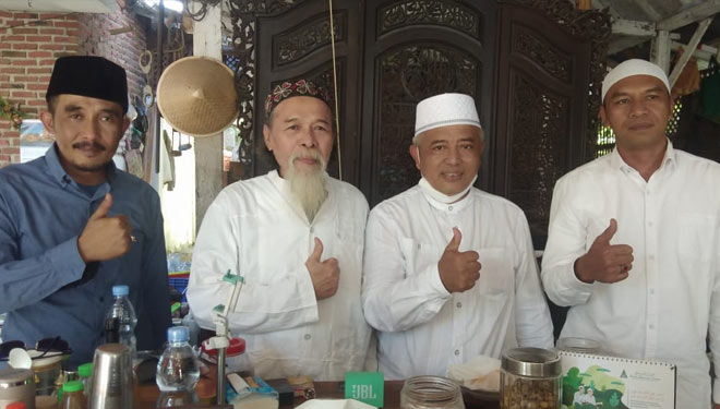 Anggota Majelis Keluarga Pondok Pesantren Sidogiri, KH Abdullah Siradj saat bersama Abah Sanusi. (Foto : Malang Makmur)