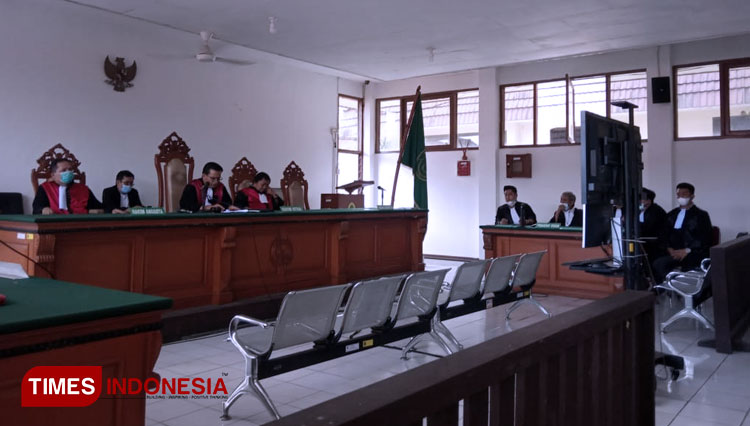 Suasana sidang virtual kasus UU ITE di Pengadilan Negeri (PN) Klas IA Bandung, Jalan RE Martadinata, Jumat (13/11/20).(FOTO: Iwa/TIMES Indonesia)
