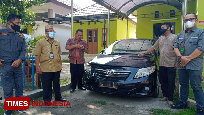 Kepala Kejaksaan Negeri Kota Gorontalo, Suwanda bersama anggotanya saat memperlihatkan aset Mobil Dinas yang berhasil disita kepada awak media (Foto: Sarjan Lahay/Times Indonesia)