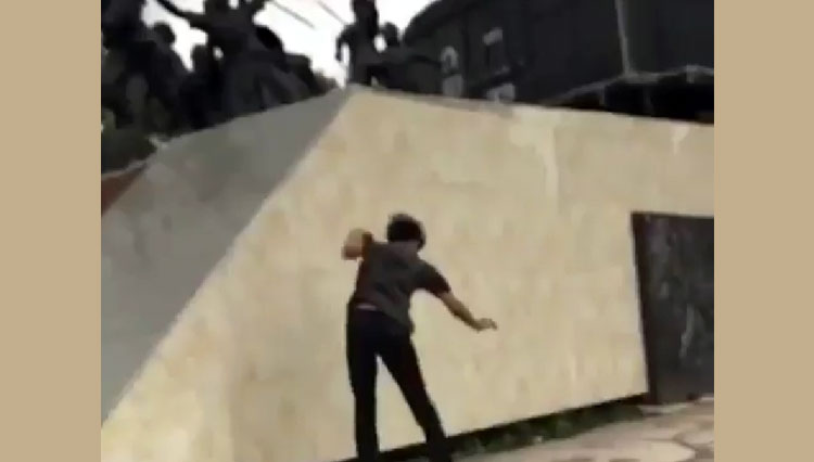 Tampak salah seorang remaja bermain skateboard di arena Monumen Gerbong Maut Bondowoso (Foto: tangkapan layar video/TIMES Indonesia).