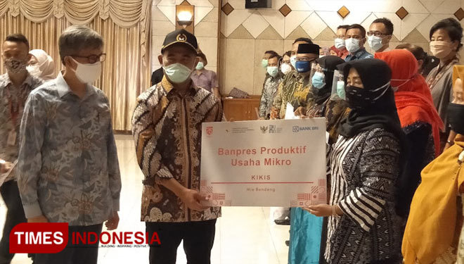 Menko PMK RI, Muhadjir Effendy saat menyerahkan bantuan simbolis kepada UMKM di Pemkab Gresik (Foto: Akmal/TIMES Indonesia).