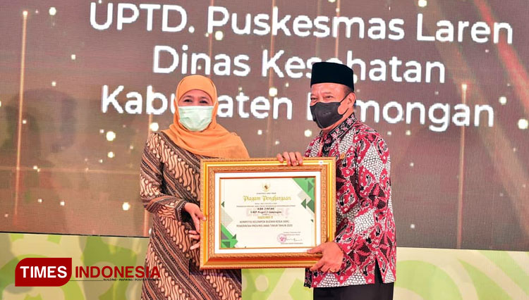 Bupati Lamongan, Fadeli saat menerima piagam penghargaan dari Gubernur Jatim, Khofifah Indar Parawansa, Jumat (13/11/2020). (Foto: Prokopim Kabupaten Lamongan for TIMES Indonesia)