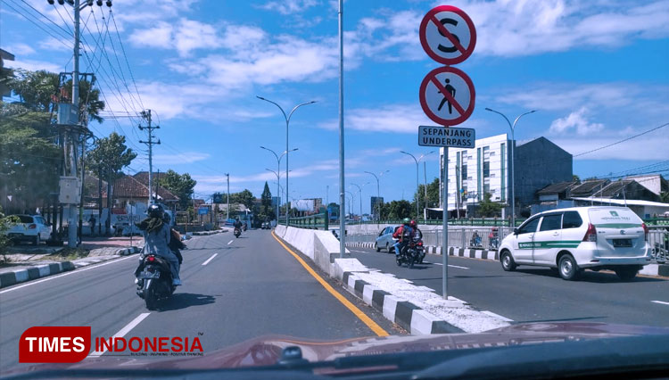 Jalan Underpas disi utara Kentungan Jalan Ring Road Utara, Yogyakarta di tutup sementara karena ada perbaikan. (FOTO: Fajar Rianto/TIMES Indonesia)