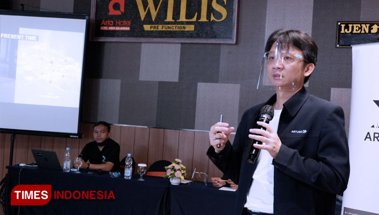CEO PT Kreasi Arduo Indonesia, Robert Widjaja, menjelaskan keunggulan produknya yang dipamerkan di Kota Malang. (Foto: Naufal Ardiansyah/TIMES Indonesia)