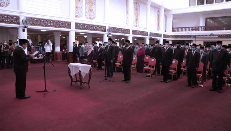 Menteri Agama Fachrul Razi saat melantik Dewan Hakim MTQN ke 28 di Padang, Sumatera Barat pada Sabtu (14/11). (Foto: dokumentasi Kemenag) 