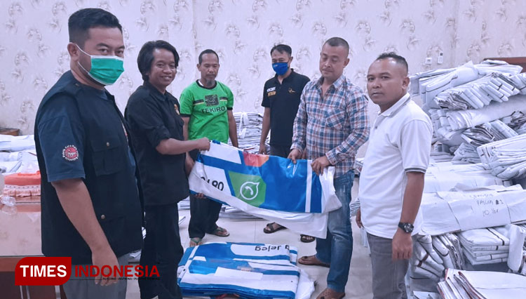 KPU Kabupaten Malang saat menyiapkan APK Resmi. (Foto: Binar Gumilang/TIMES Indonesia)