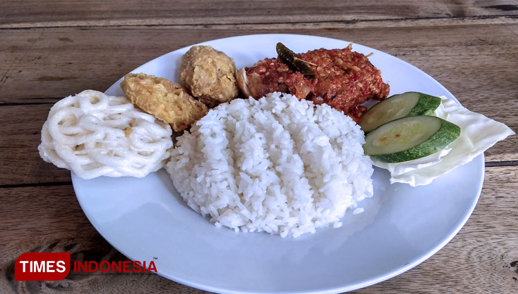 Some menu of Kedai Jupe Cirebon with rice, some raw veggies, crackers and chicken covered in super spicy sambal or local sauce. (Photo: Dede Sofiyah/TIMES Indonesia)