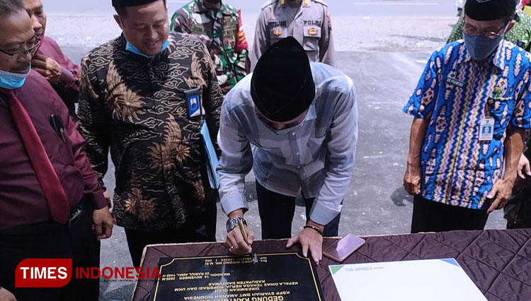 Kepala Dinas Tenaga Kerja, Koperasi dan UKM (Dinakerkop UKM) Joko Wiyono diw Wangon meresmikan gedung baru kantor pusat BMT Amanah Indonesia. (FOTO: Sutrisno/TIMES Indonesia)